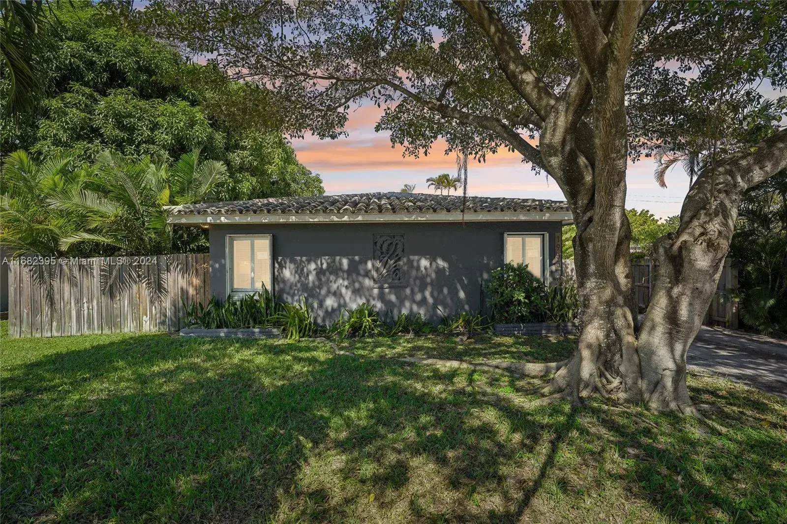 2 bedroom 2 bath Residential Lease for rent at 1955 Thomas St, Hollywood FL 33020