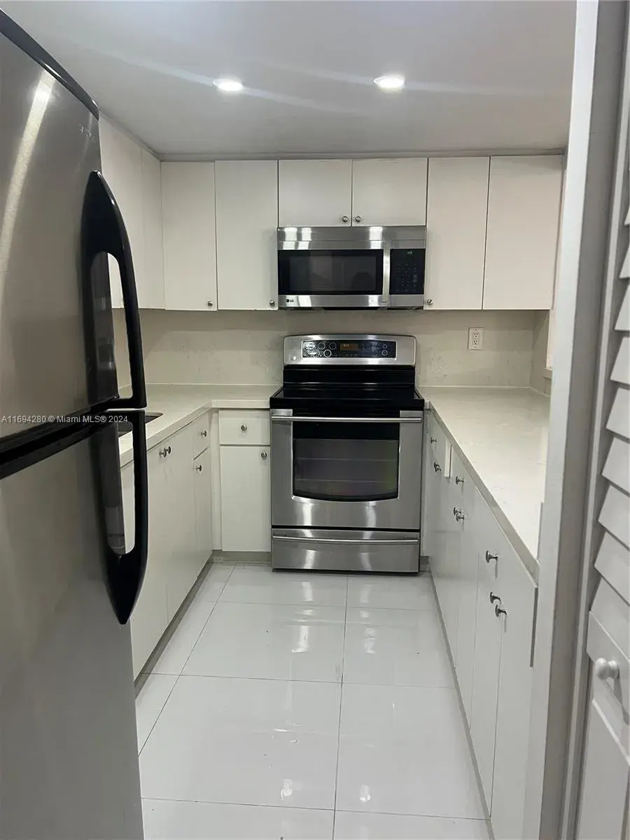 3 bedroom 2 bath Residential Lease for rent at 4388 W 10th Ln # 59, Hialeah FL 33012