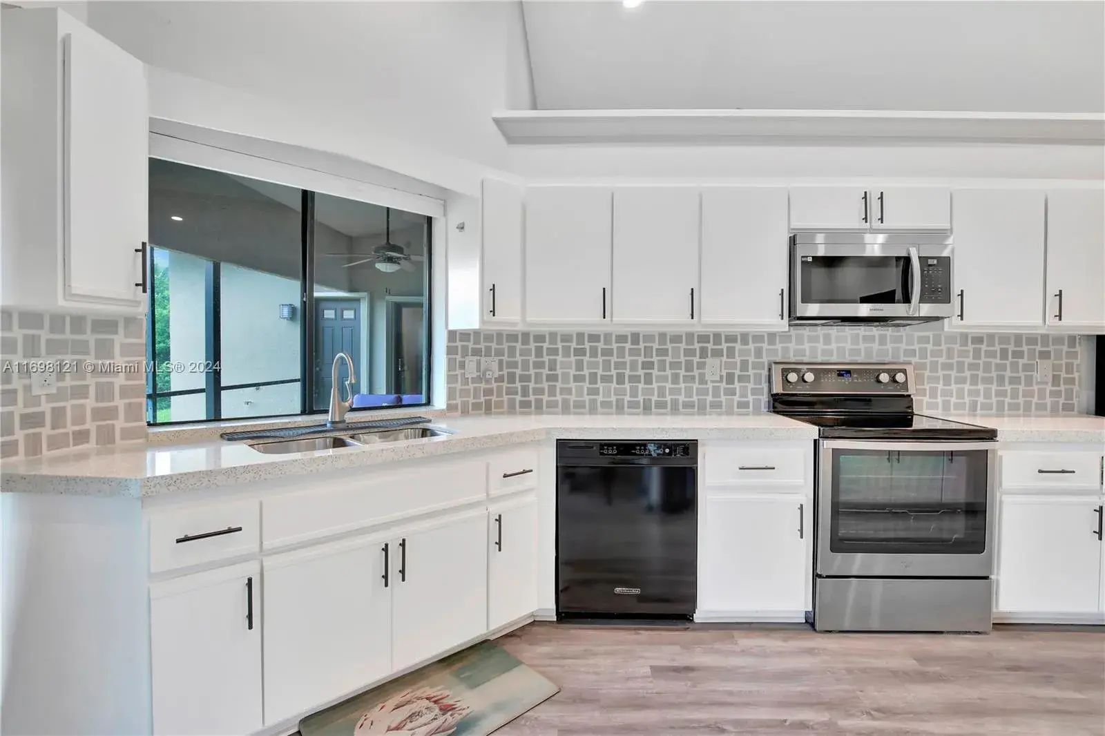4 bedroom 3 bath Residential Lease for rent at 710 Bluebird Ln, Plantation FL 33324