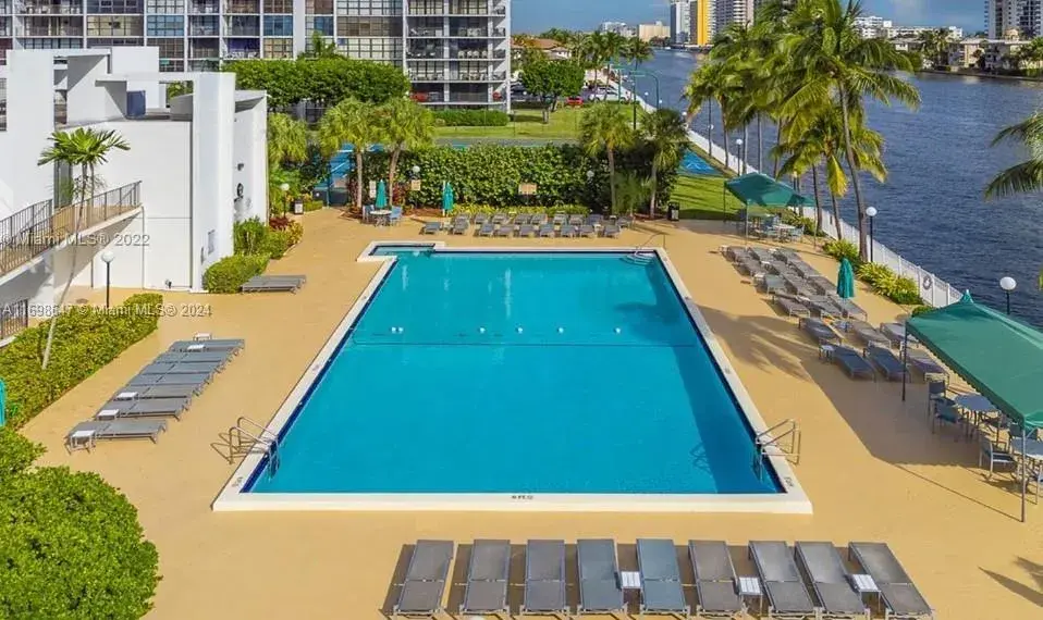 800 Parkview Dr # 527, Hallandale Beach FL 33009