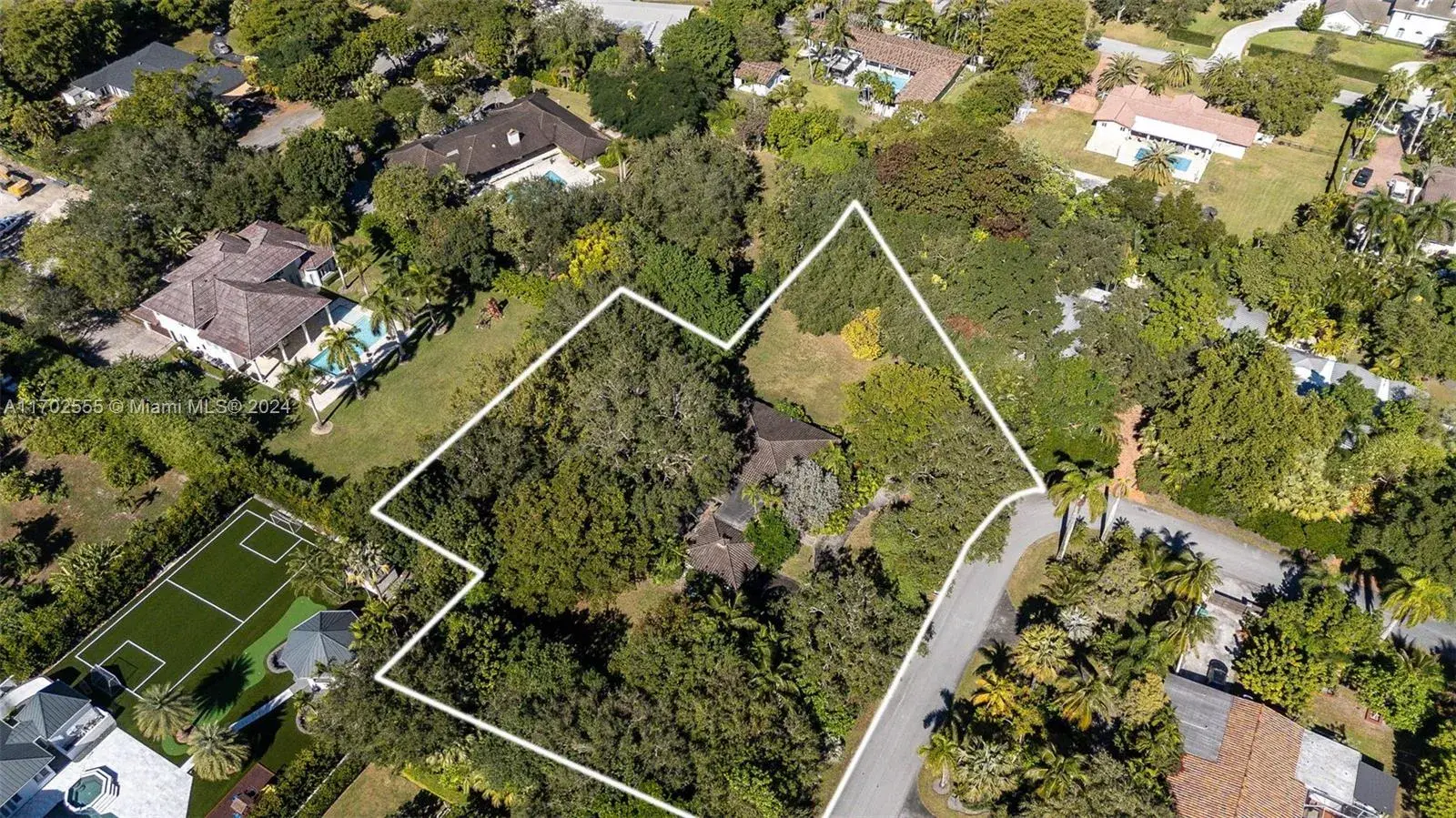 3 bedroom 2 bath Residential for sale at 13500 SW 68th Ct, Pinecrest FL 33156