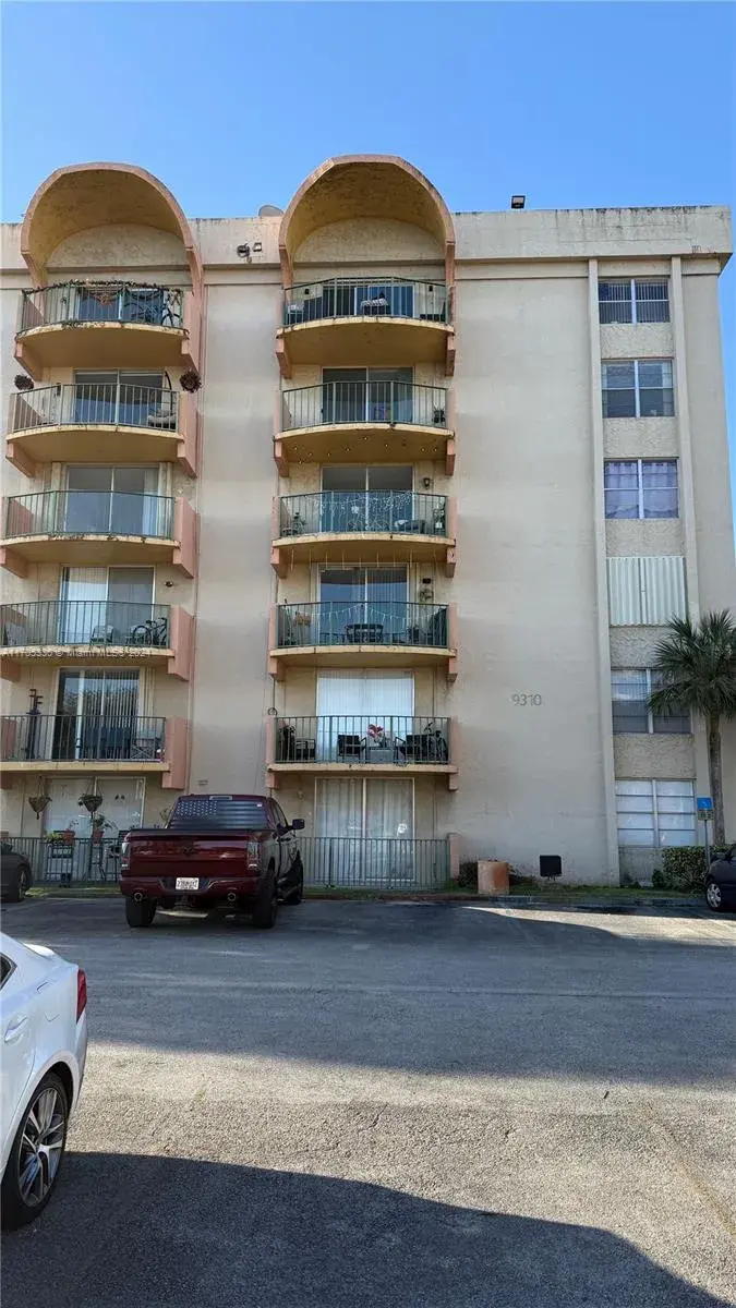 2 bedroom 2 bath Residential for sale at 9310 Fontainebleau Blvd # 514, Miami FL 33172