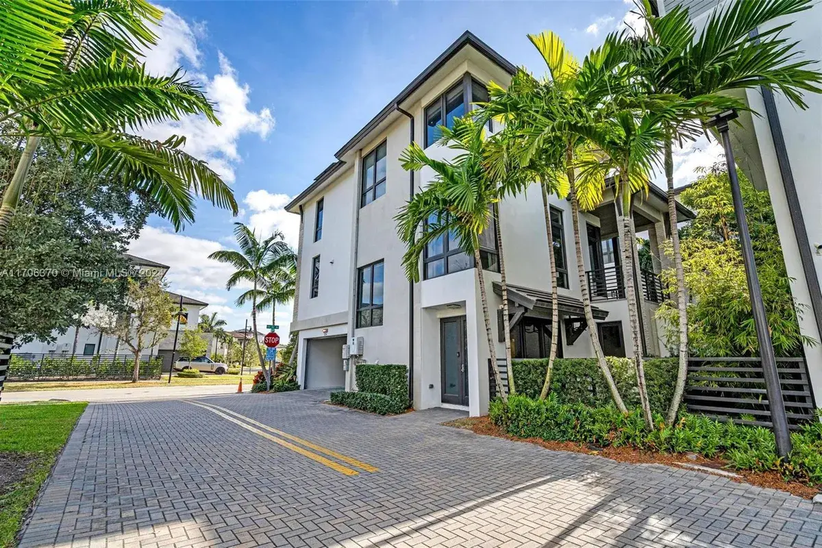 8234 NW 48th Ter, Doral FL 33166