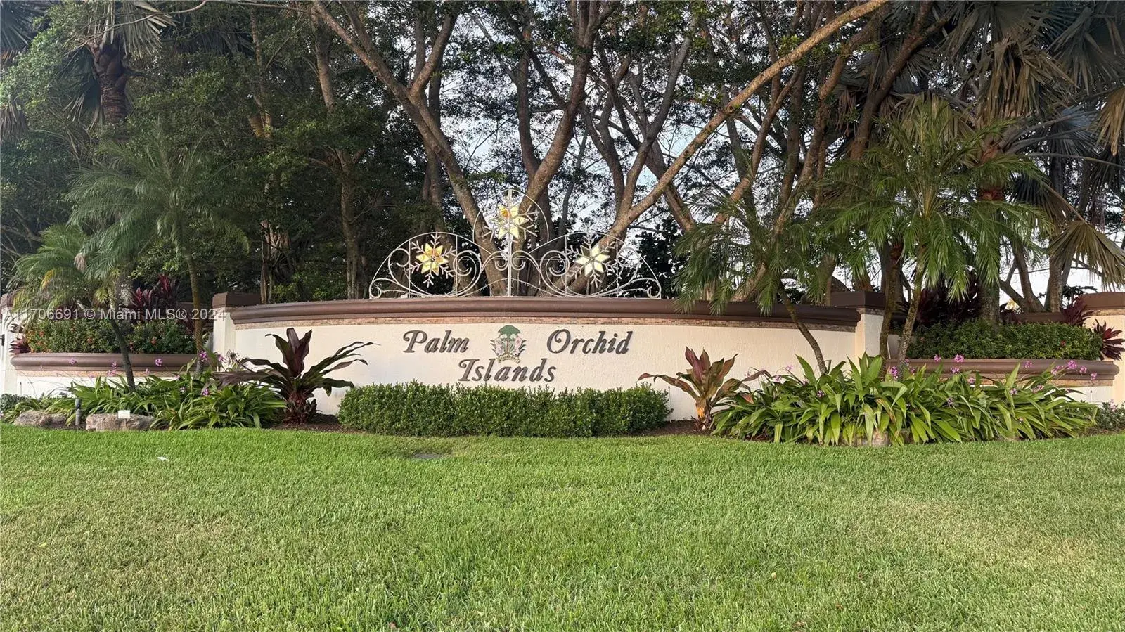5 bedroom 3 bath Residential for sale at 836 Waterview Dr, Weston FL 33326