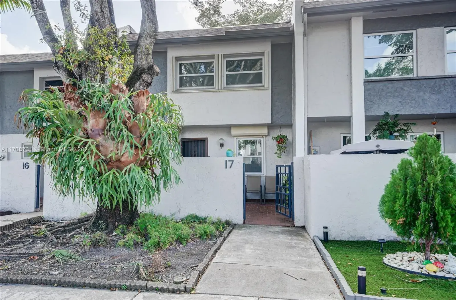 2 bedroom 2 bath for sale at 14115 SW 66th St # I7, Miami FL 33183