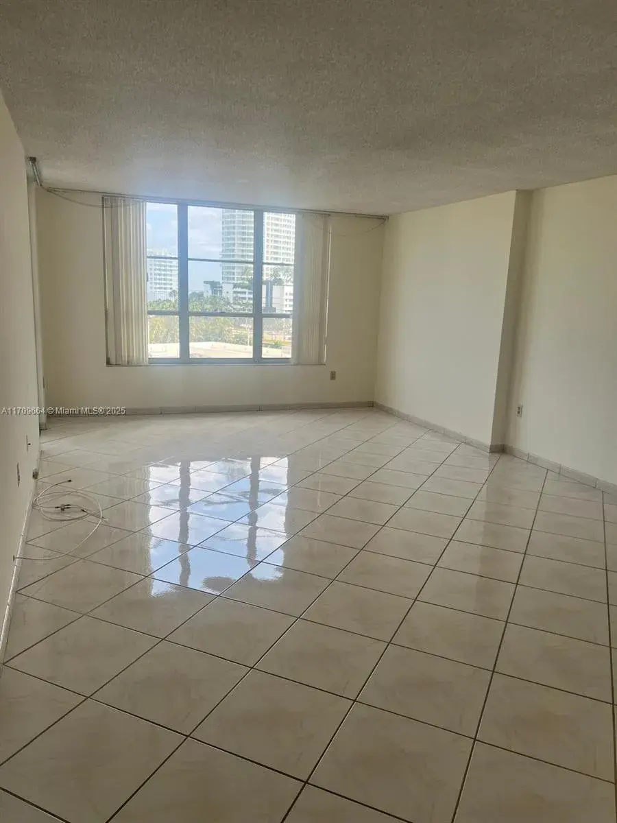 4101 Pine Tree Dr # 605, Miami Beach FL 33140