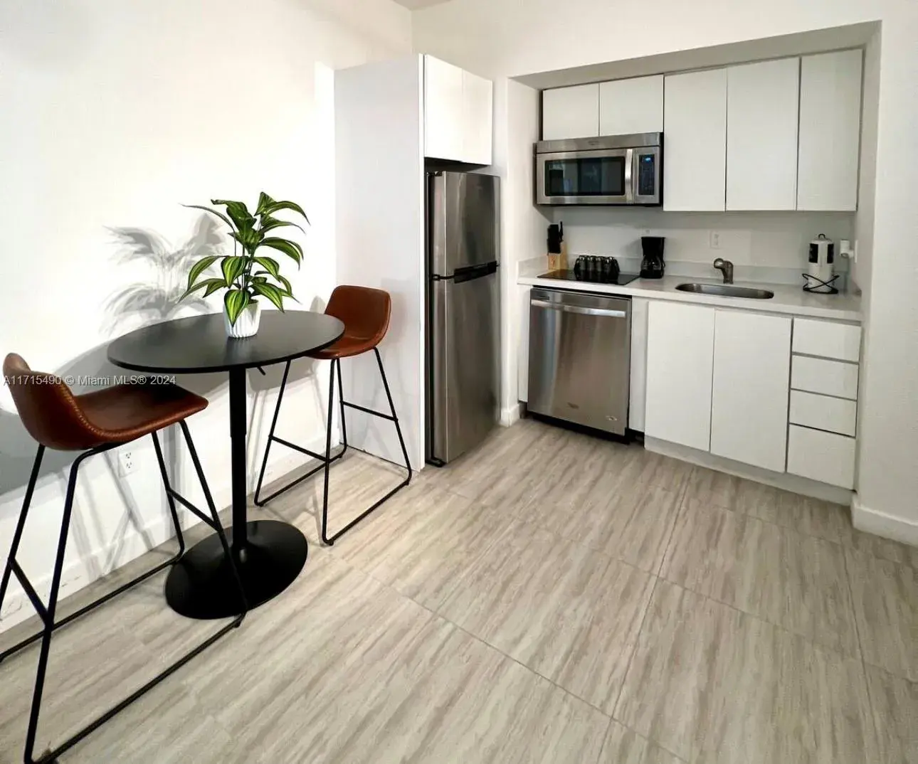 1 bedroom 1 bath Residential for sale at 1611 Meridian Ave # 102, Miami Beach FL 33139
