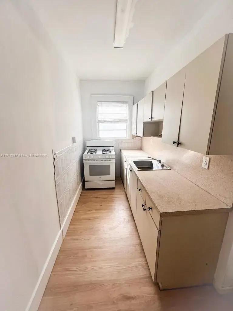 701 NW 1st St # 4, Miami FL 33128