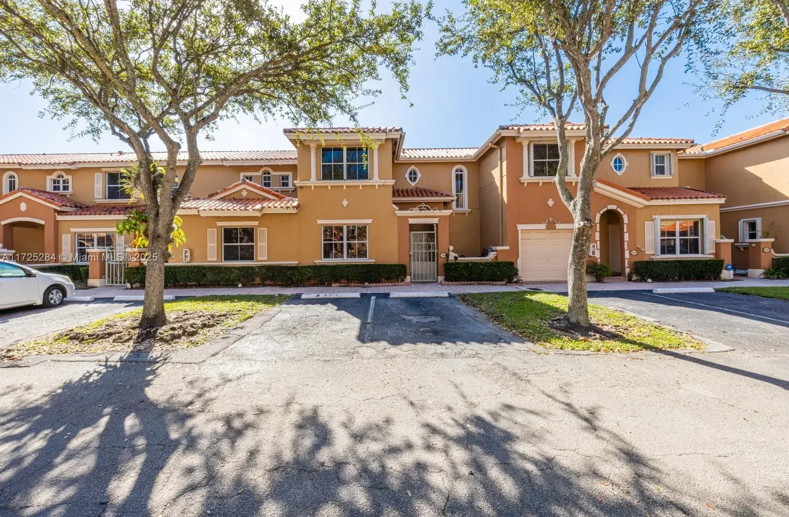 3 bedroom 2 bath Residential for sale at 8520 NW 139th Ter # 1607, Miami Lakes FL 33016