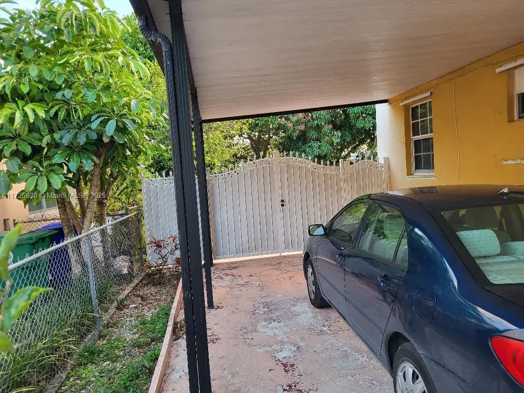 3240 NW 18th St, Miami FL 33125