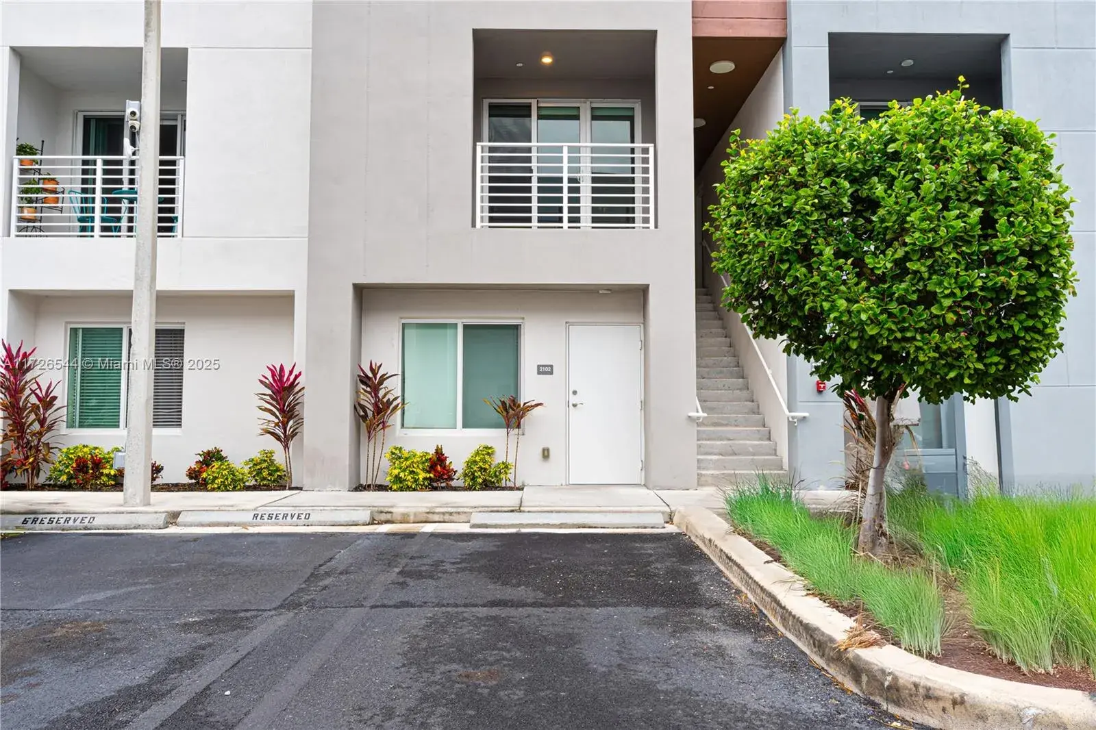 3 bedroom 2 bath Residential for sale at 2555 NE 193rd St # 2102, Miami FL 33180