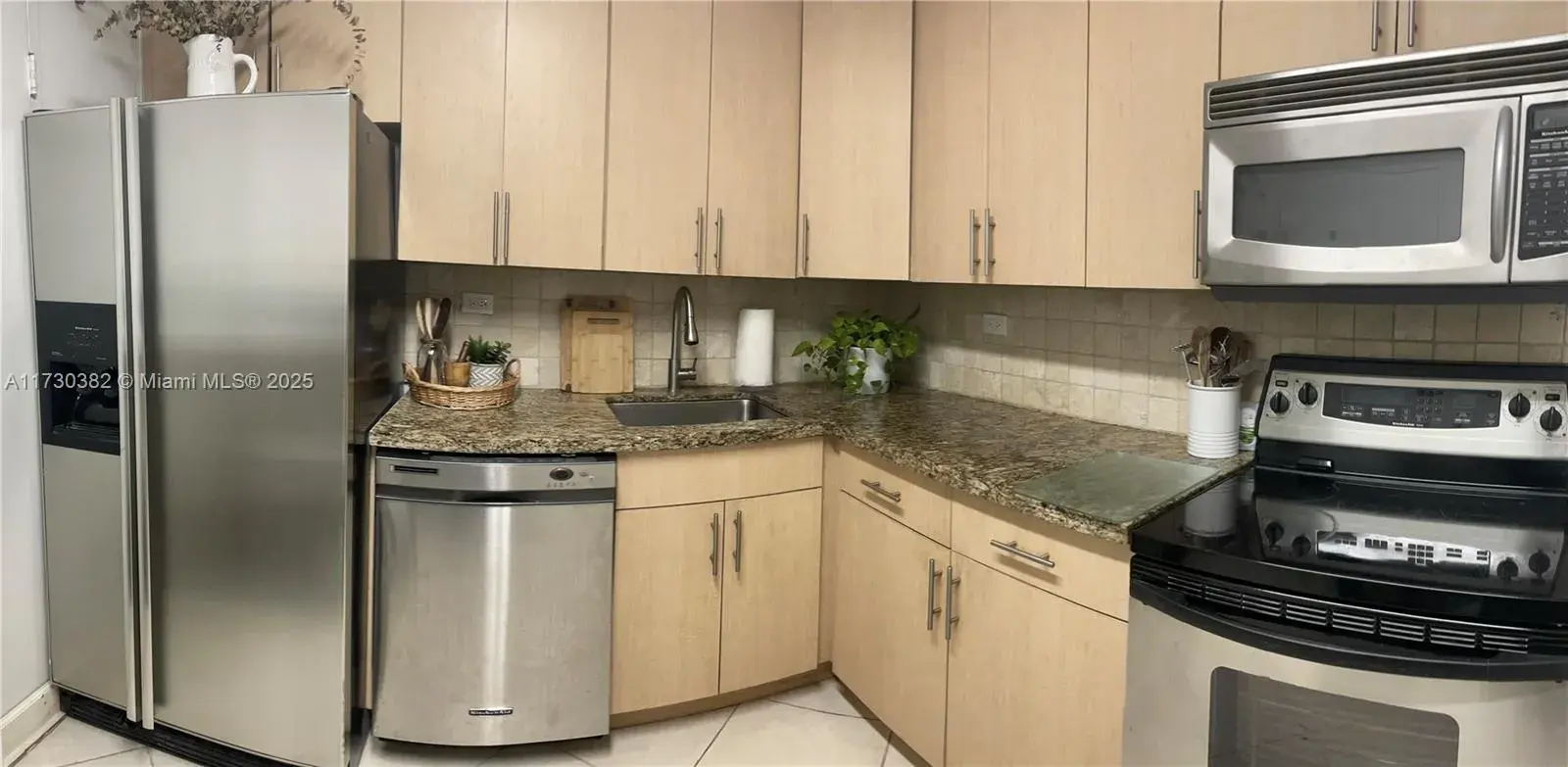 2 bedroom 2 bath for sale at 5555 Collins Ave # 6T, Miami Beach FL 33140