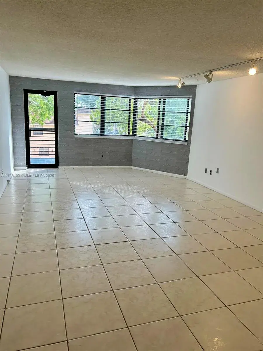 20840 San Simeon Way # 304, Miami FL 33179
