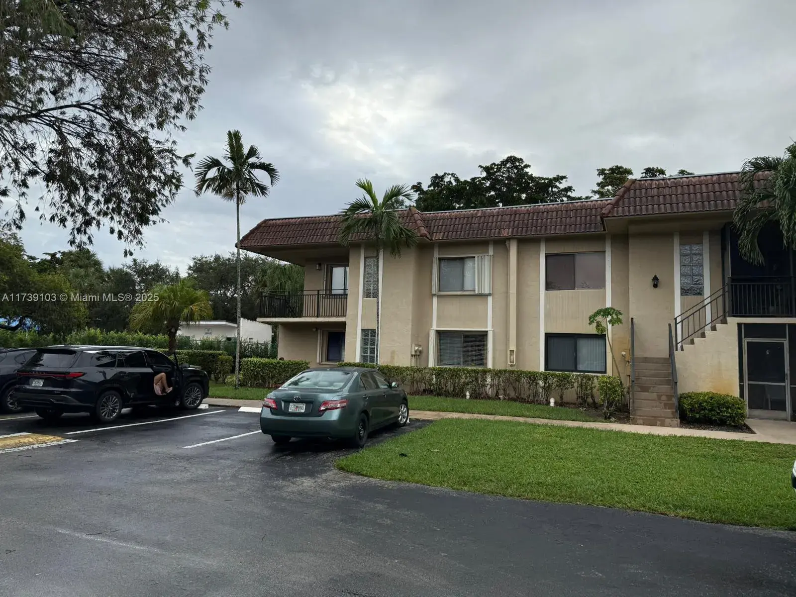 2 bedroom 2 bath Residential Lease for rent at 334 Lakeview # 101, Weston FL 33326