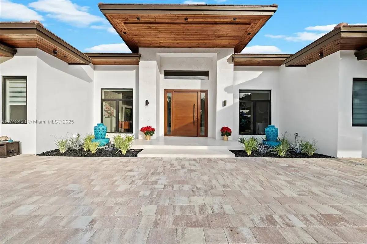 7775 SW 72nd Ave, Miami FL 33143
