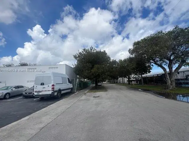 517 NE 2nd Ave, Hallandale Beach FL 33009