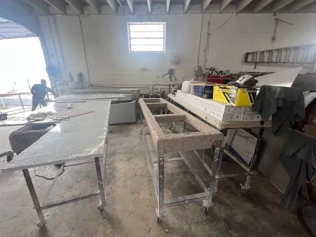 517 NE 2nd Ave, Hallandale Beach FL 33009