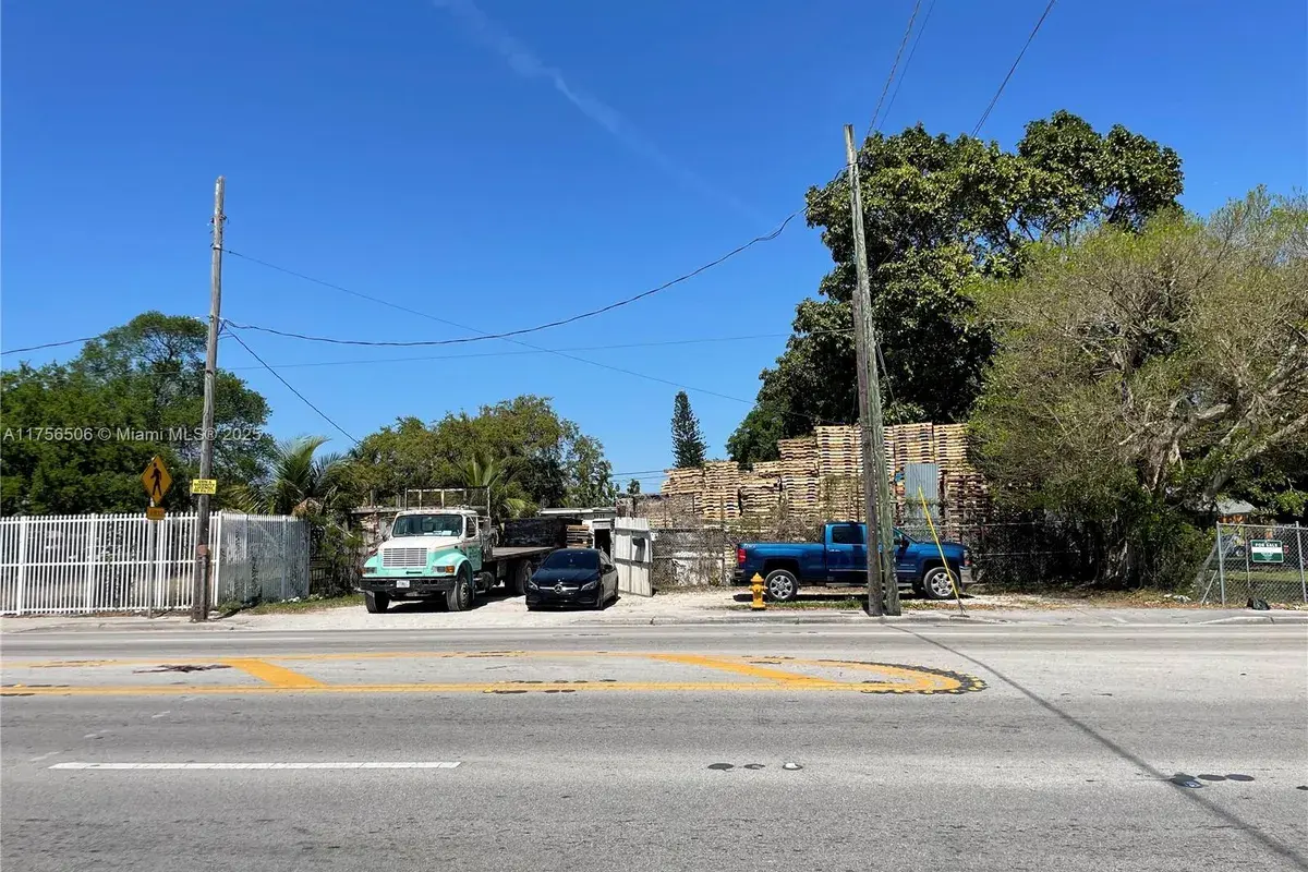 3013 NW 54th St, Miami FL 33142