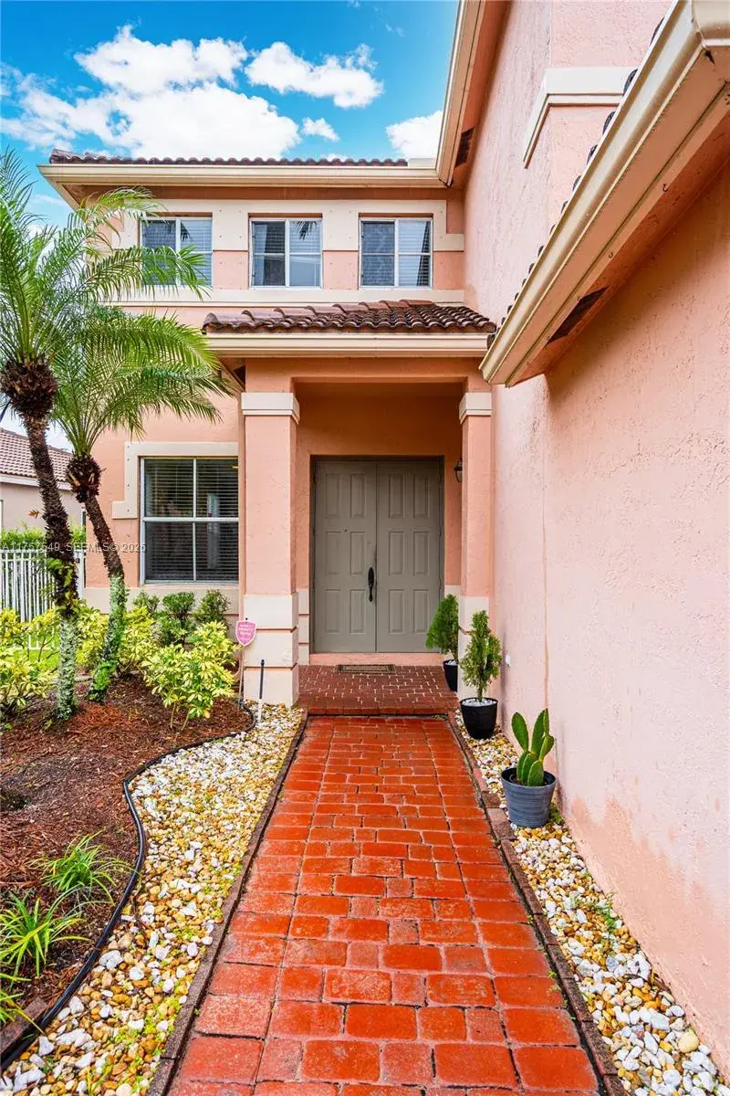 1065 Nandina Dr, Weston FL 33327