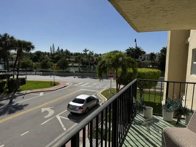 1 bedroom 2 bath Residential for sale at 3605 Indian Creek Dr # 201, Miami Beach FL 33140