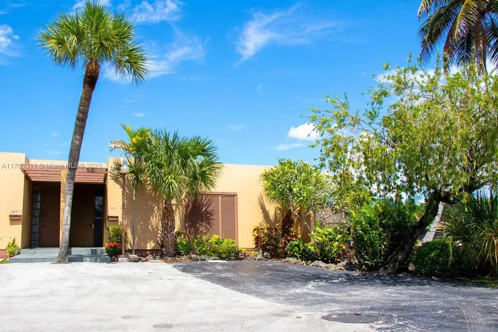 3 bedroom 2 bath Residential for sale at 16013 Kingsmoor Way, Miami Lakes FL 33014