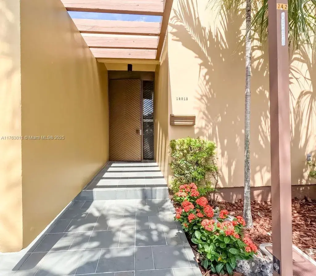 16013 Kingsmoor Way, Miami Lakes FL 33014