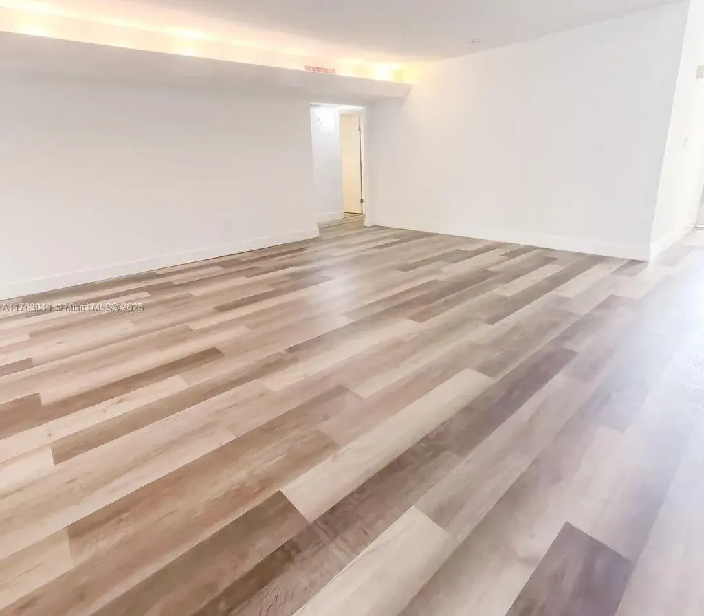 16013 Kingsmoor Way, Miami Lakes FL 33014