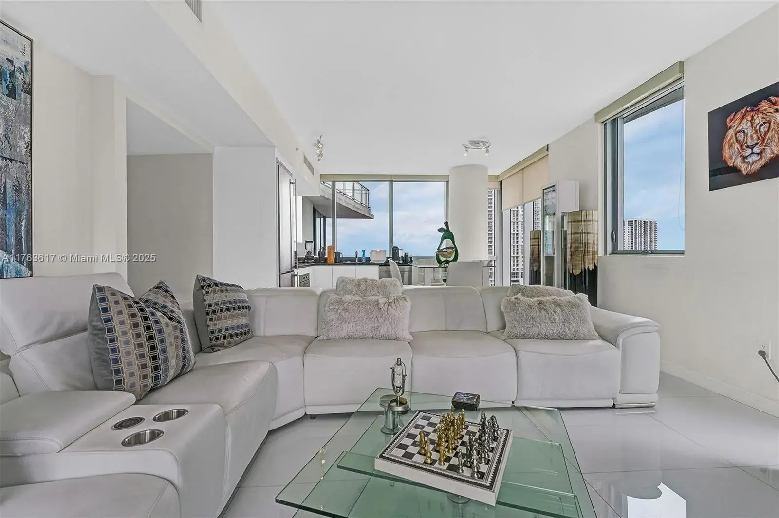 92 SW 3rd St # 1710, Miami FL 33130
