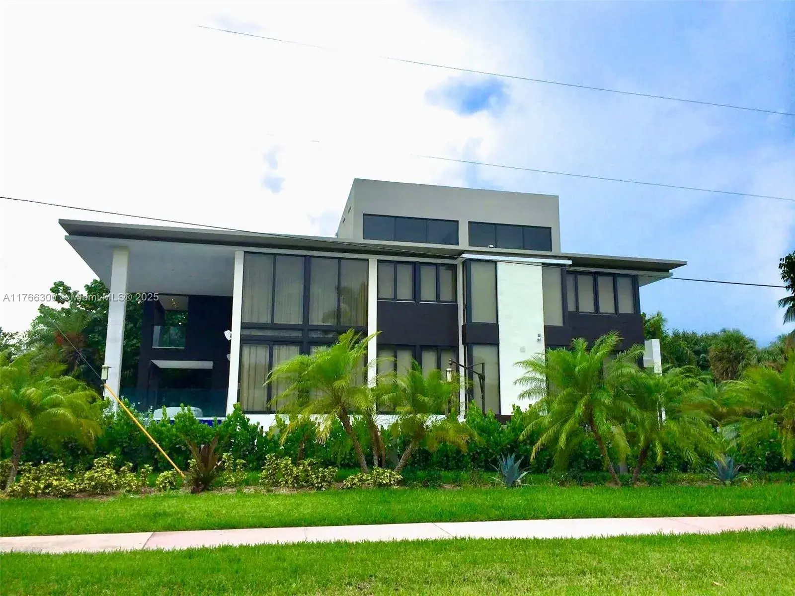 6 bedroom 6 bath for sale at 610 Harbor Cir, Key Biscayne FL 33149