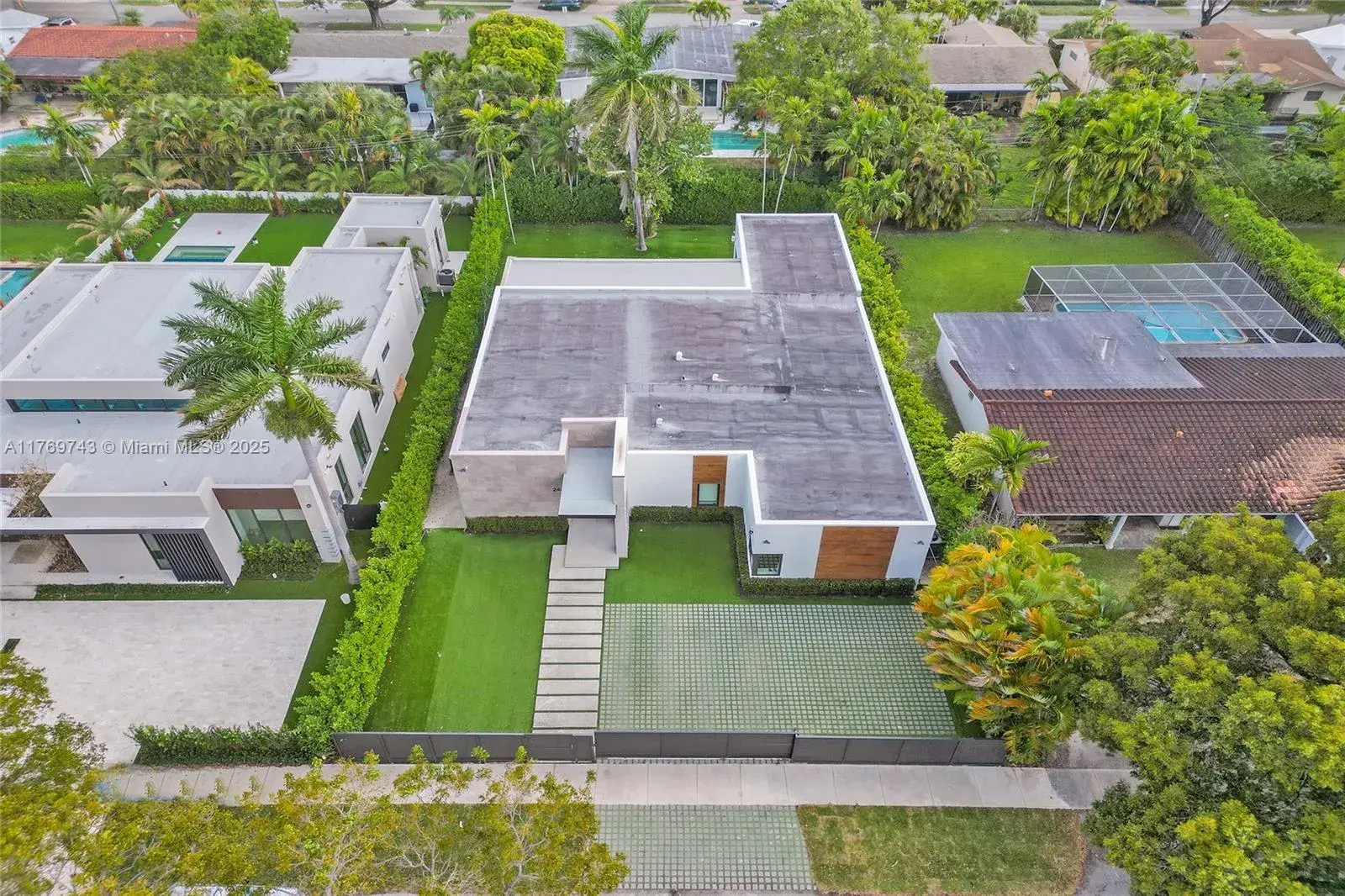 2441 NE 200th St, Miami FL 33180