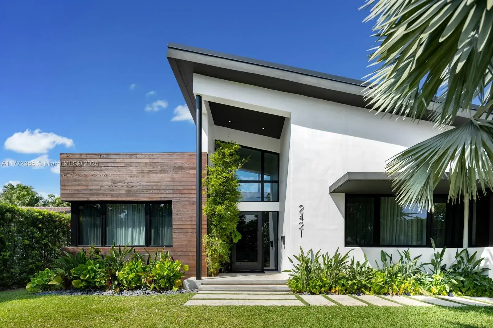 2421 NE 199th St, Miami FL 33180