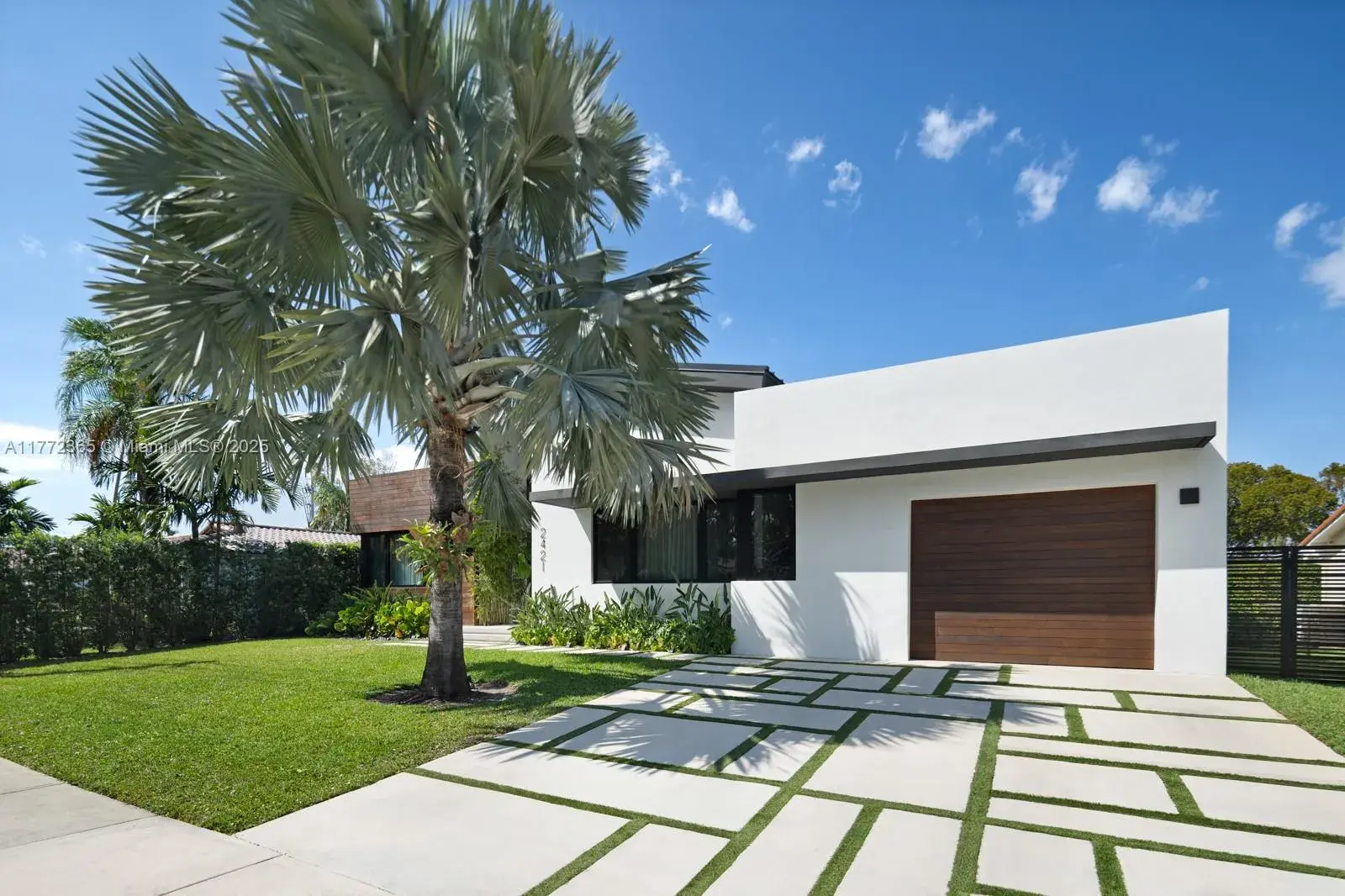 2421 NE 199th St, Miami FL 33180