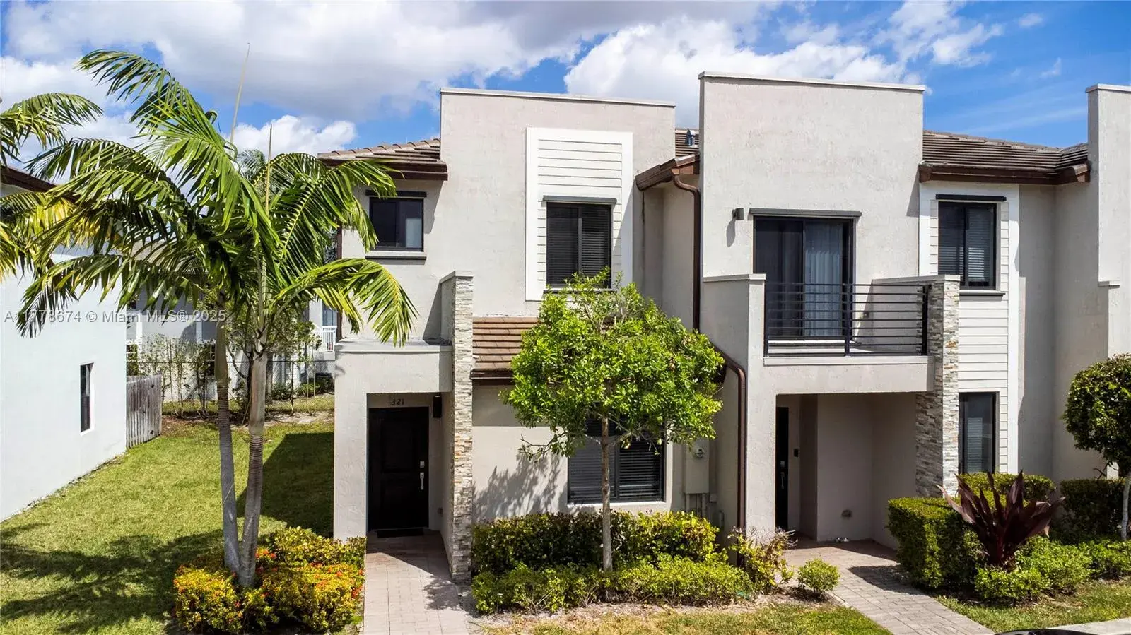 3 bedroom 3 bath Residential for sale at 321 NE 208th Ter, Miami FL 33179