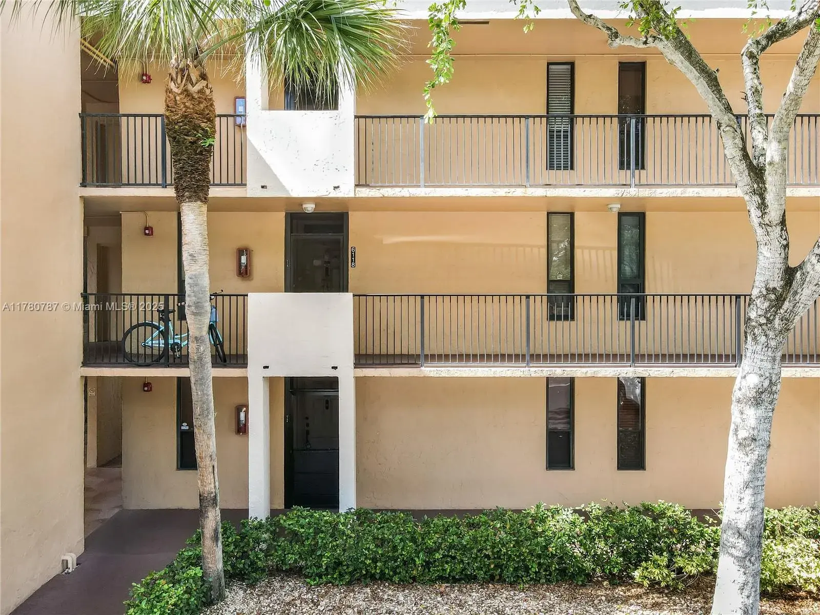 2 bedroom 2 bath Residential for sale at 6106 Coral Lake Dr # 106, Margate FL 33063