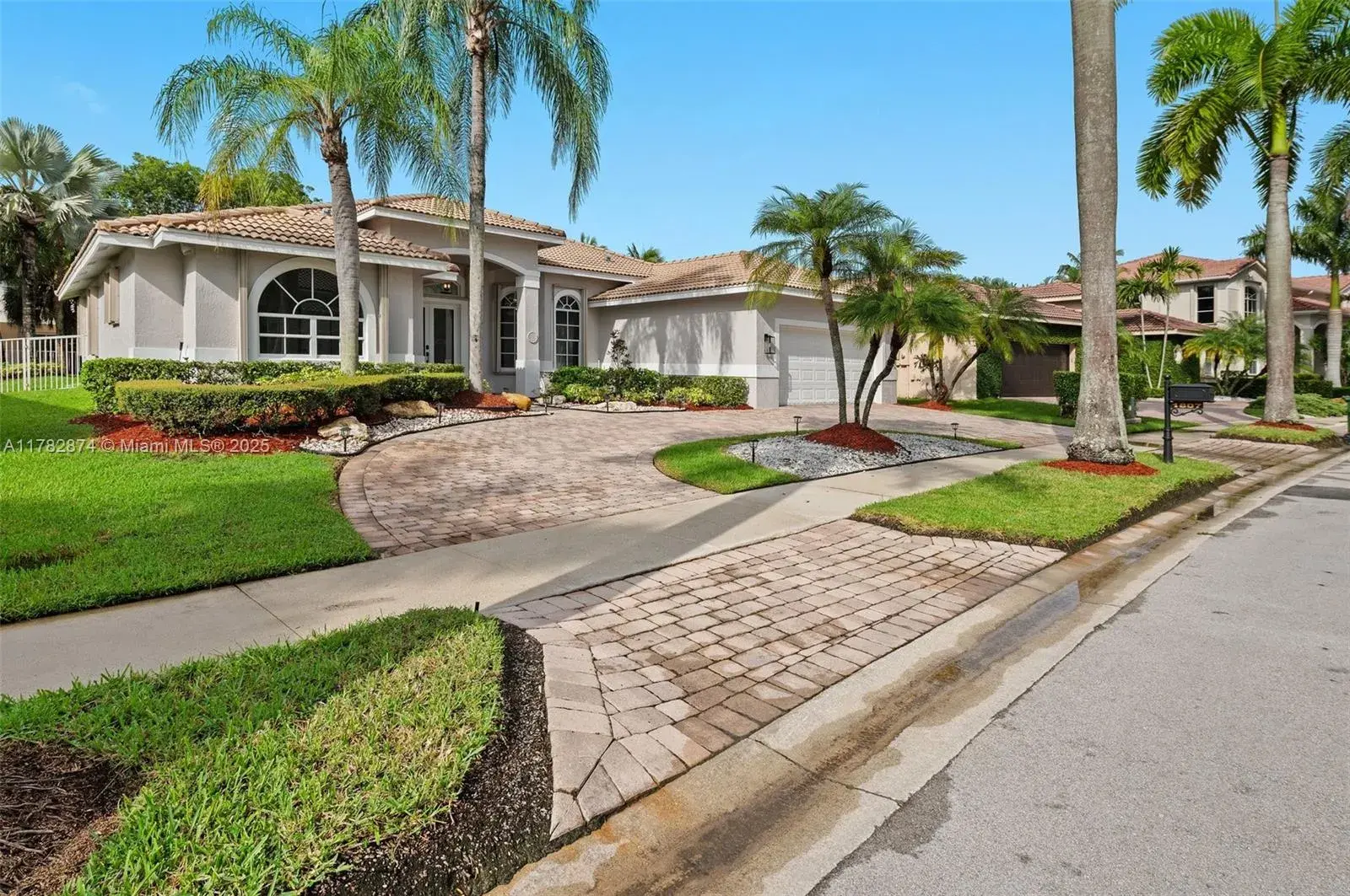 1807 Victoria Pointe Cir, Weston FL 33327