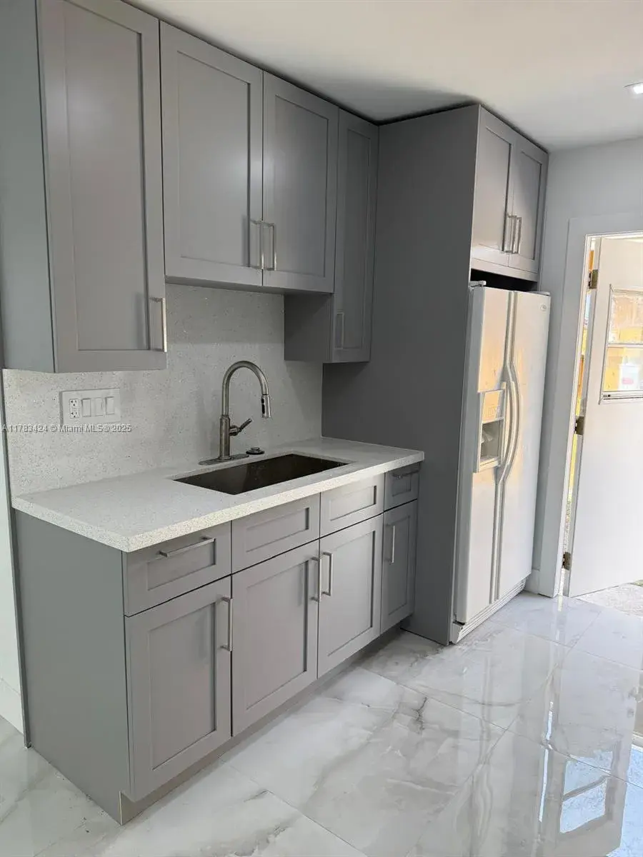 726 SW 7th St # 2, Hallandale Beach FL 33009