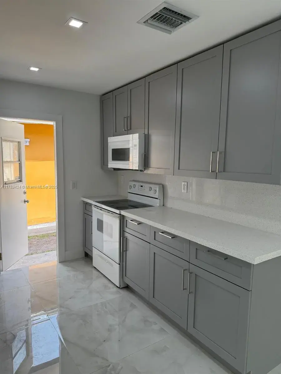 726 SW 7th St # 2, Hallandale Beach FL 33009