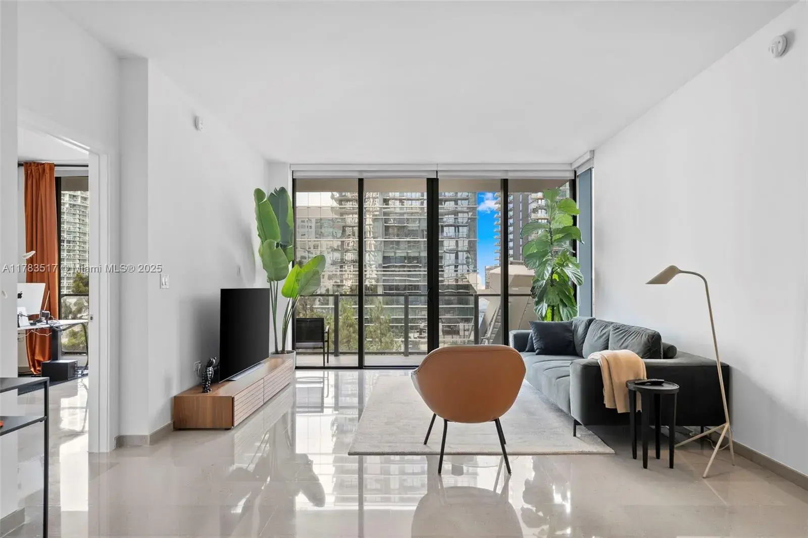 2 bedroom 2 bath Residential for sale at 88 SW 7th St # 809, Miami FL 33130