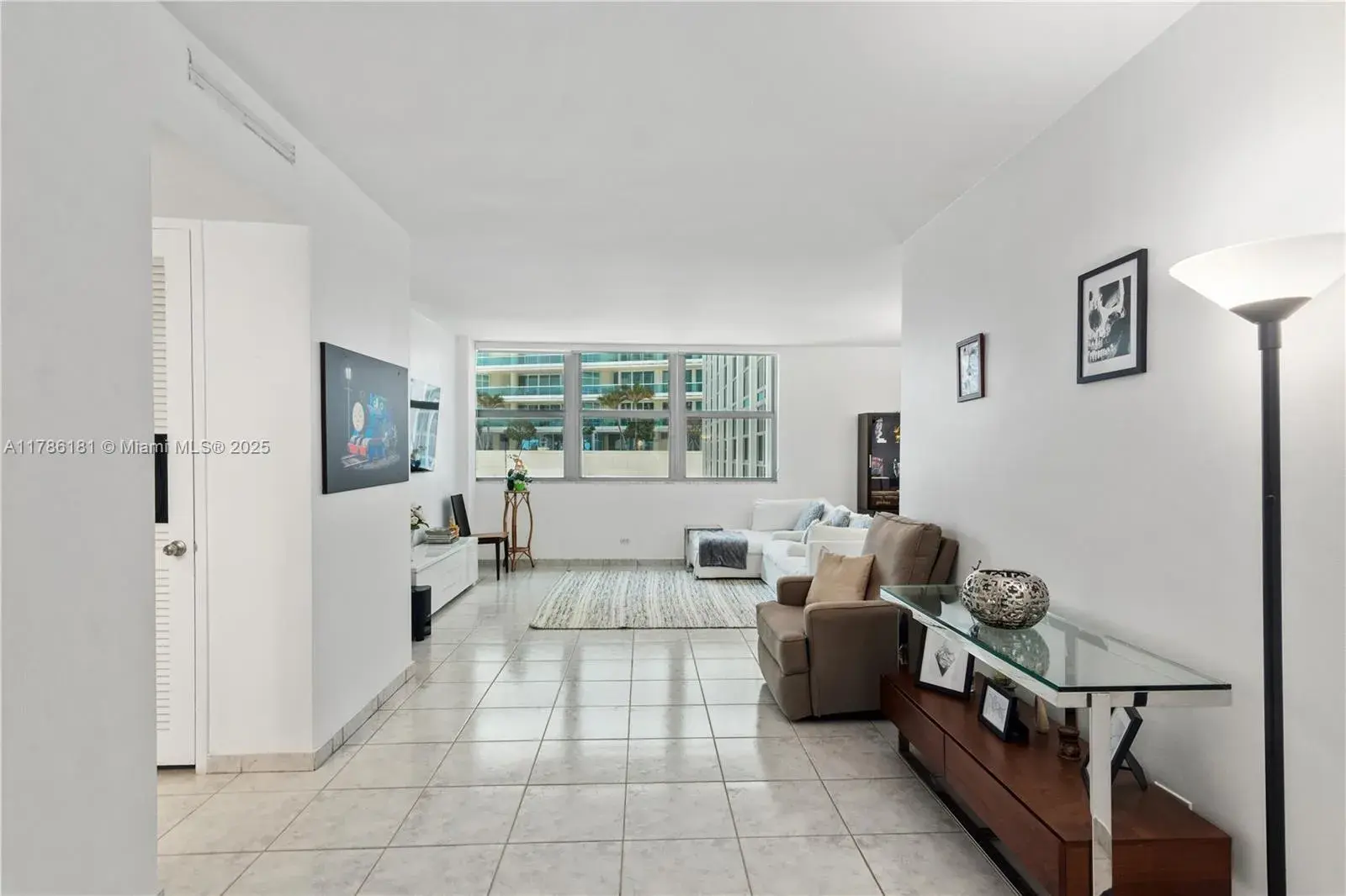 1 bedroom 1 bath Residential for sale at 5055 Collins Ave # 5F, Miami Beach FL 33140