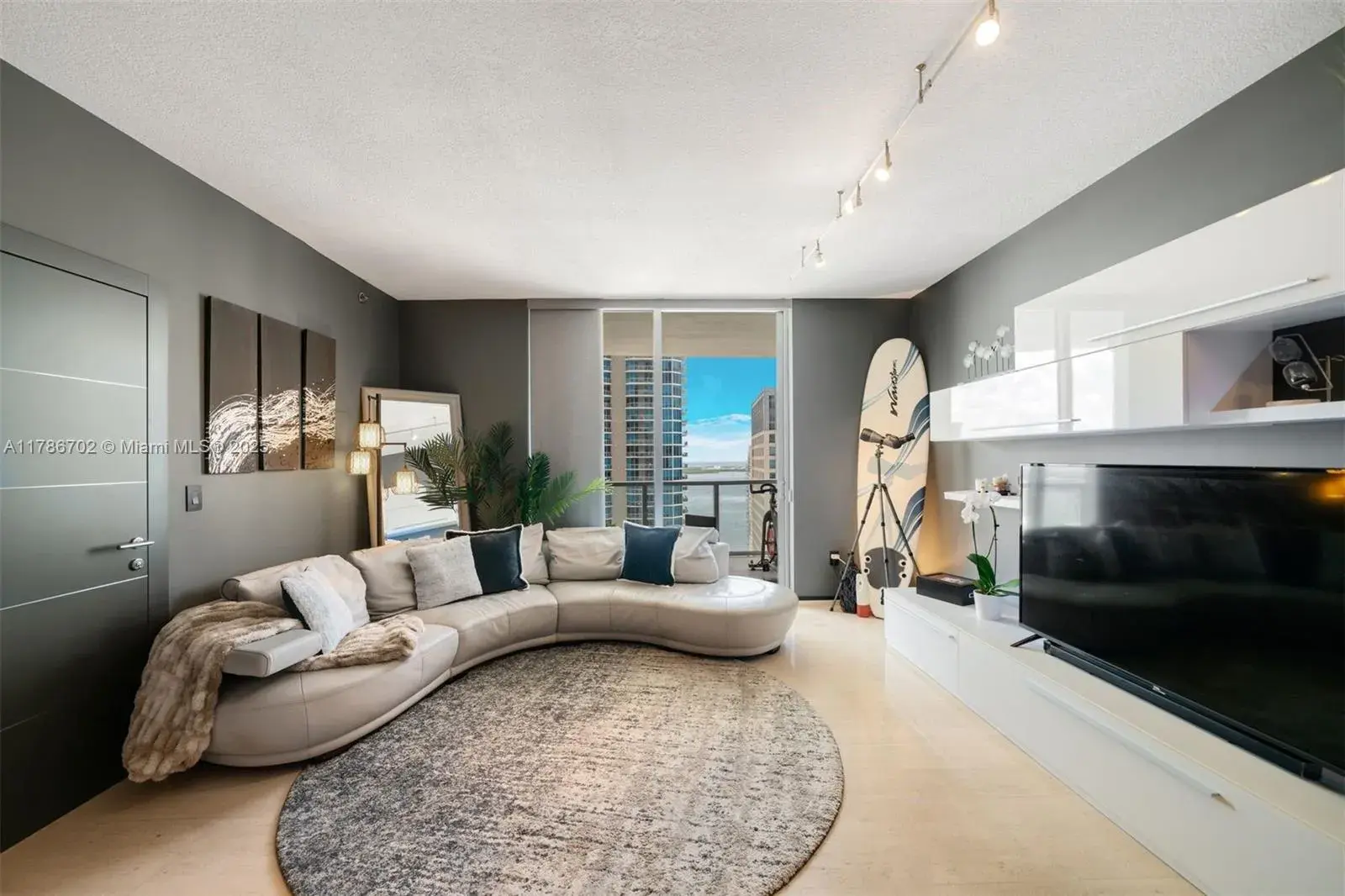 1 bedroom 1 bath Residential for sale at 1060 Brickell Ave # 3003, Miami FL 33131