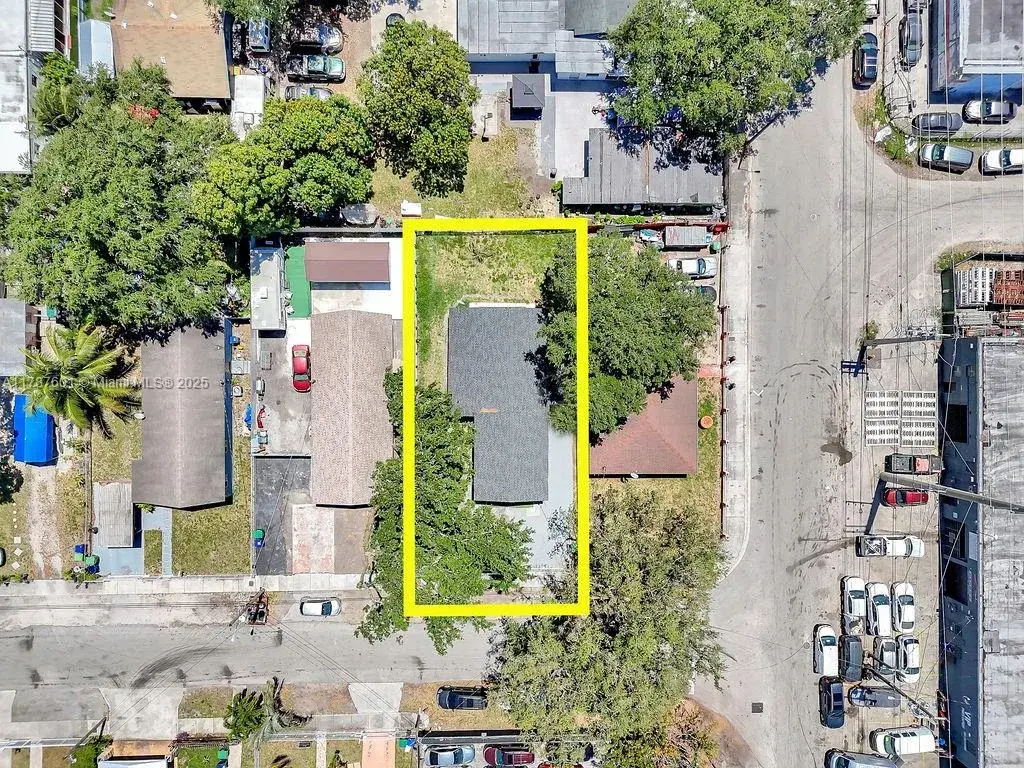 3384 NW 52nd St, Miami FL 33142
