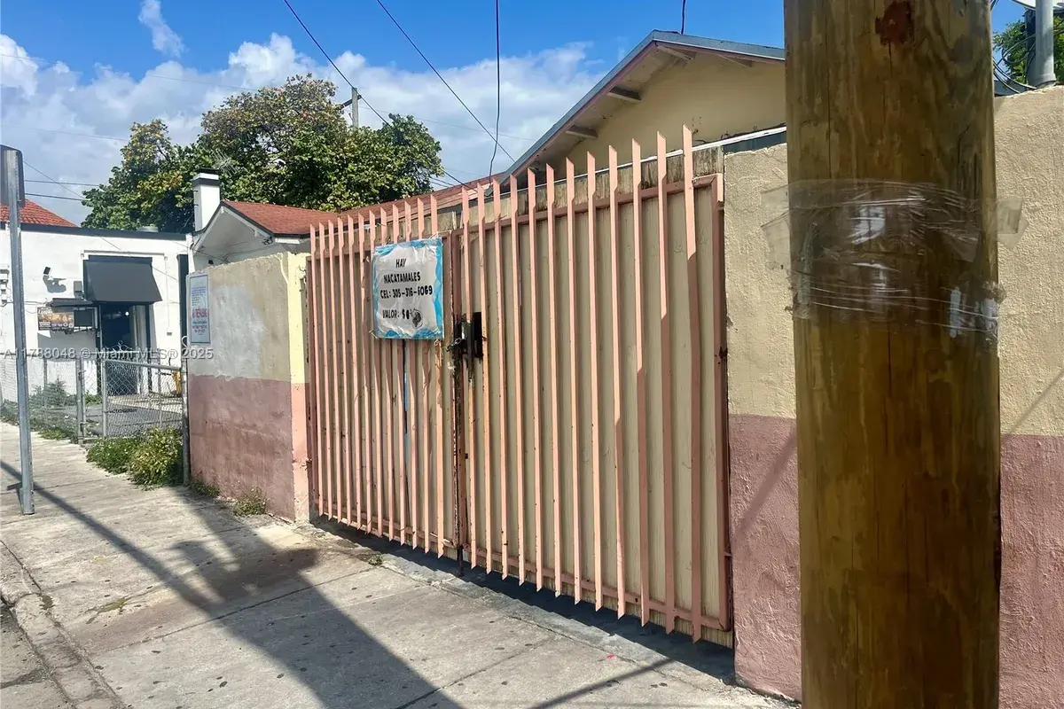1574 SW 1st St, Miami FL 33135