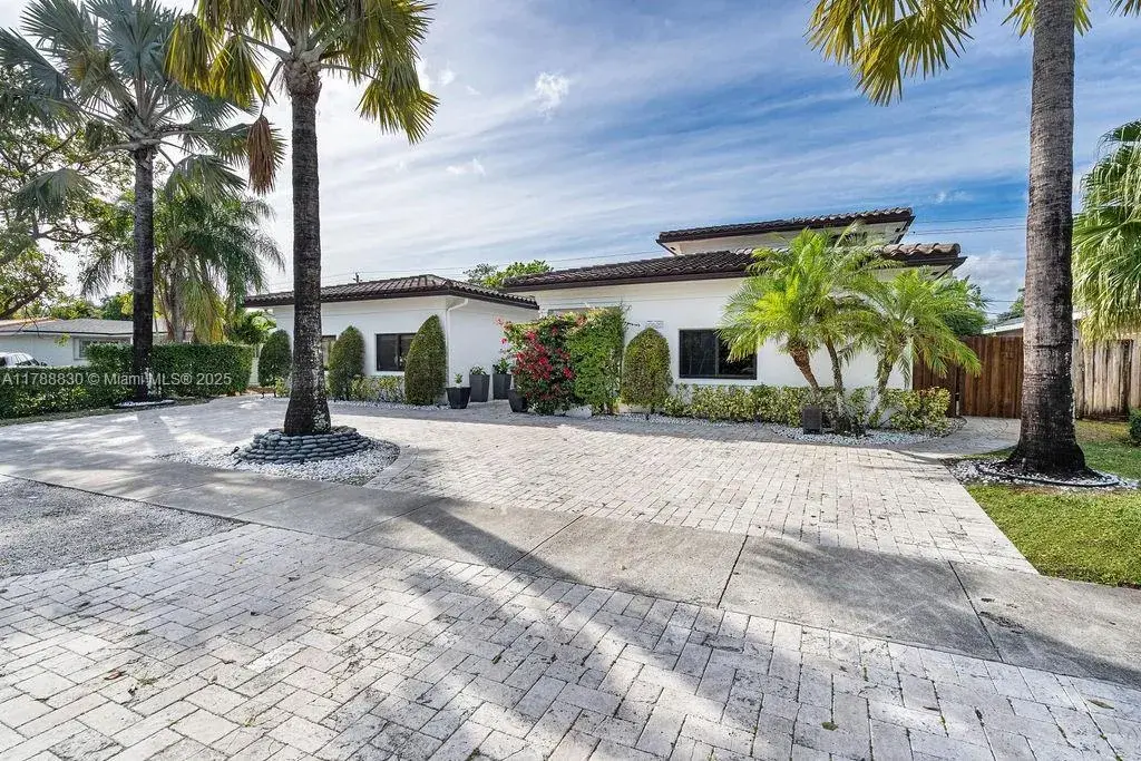 7 bedroom 4 bath Residential for sale at 20600 NE 22nd Pl, Miami FL 33180
