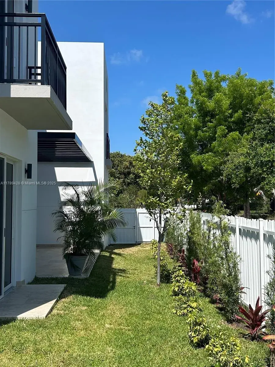 900 SW 24th Rd, Miami FL 33129