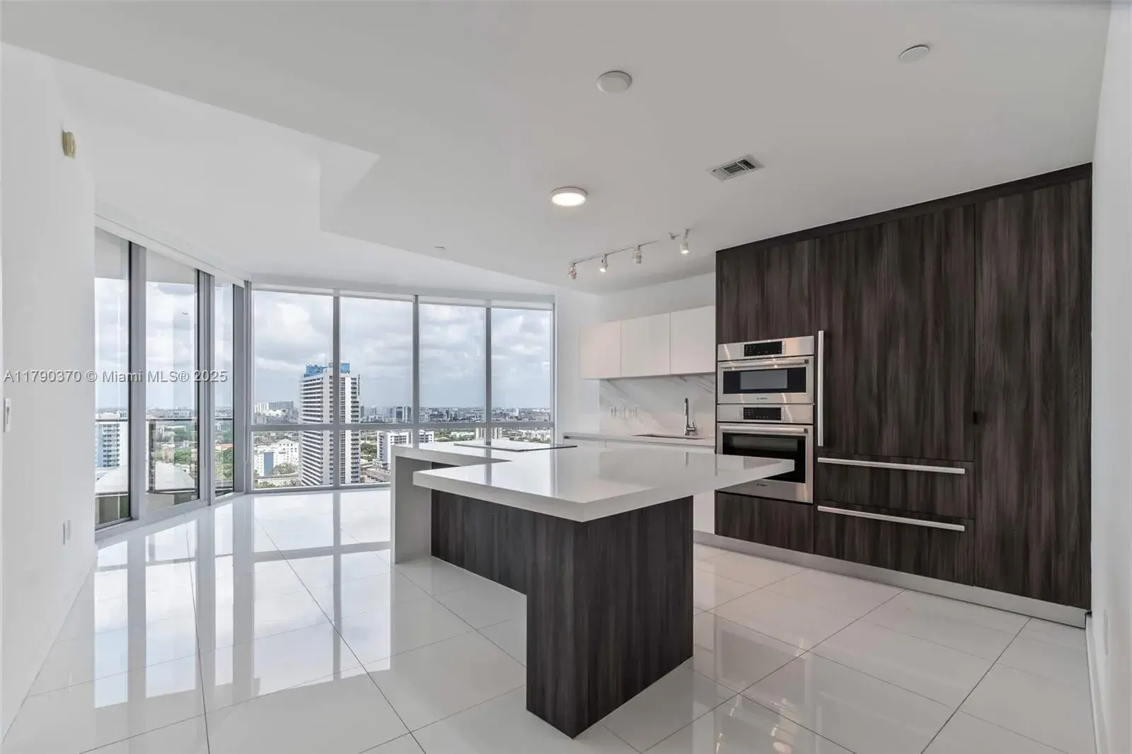 1 bedroom 2 bath Residential for sale at 851 NE 1st Ave # 1904, Miami FL 33132