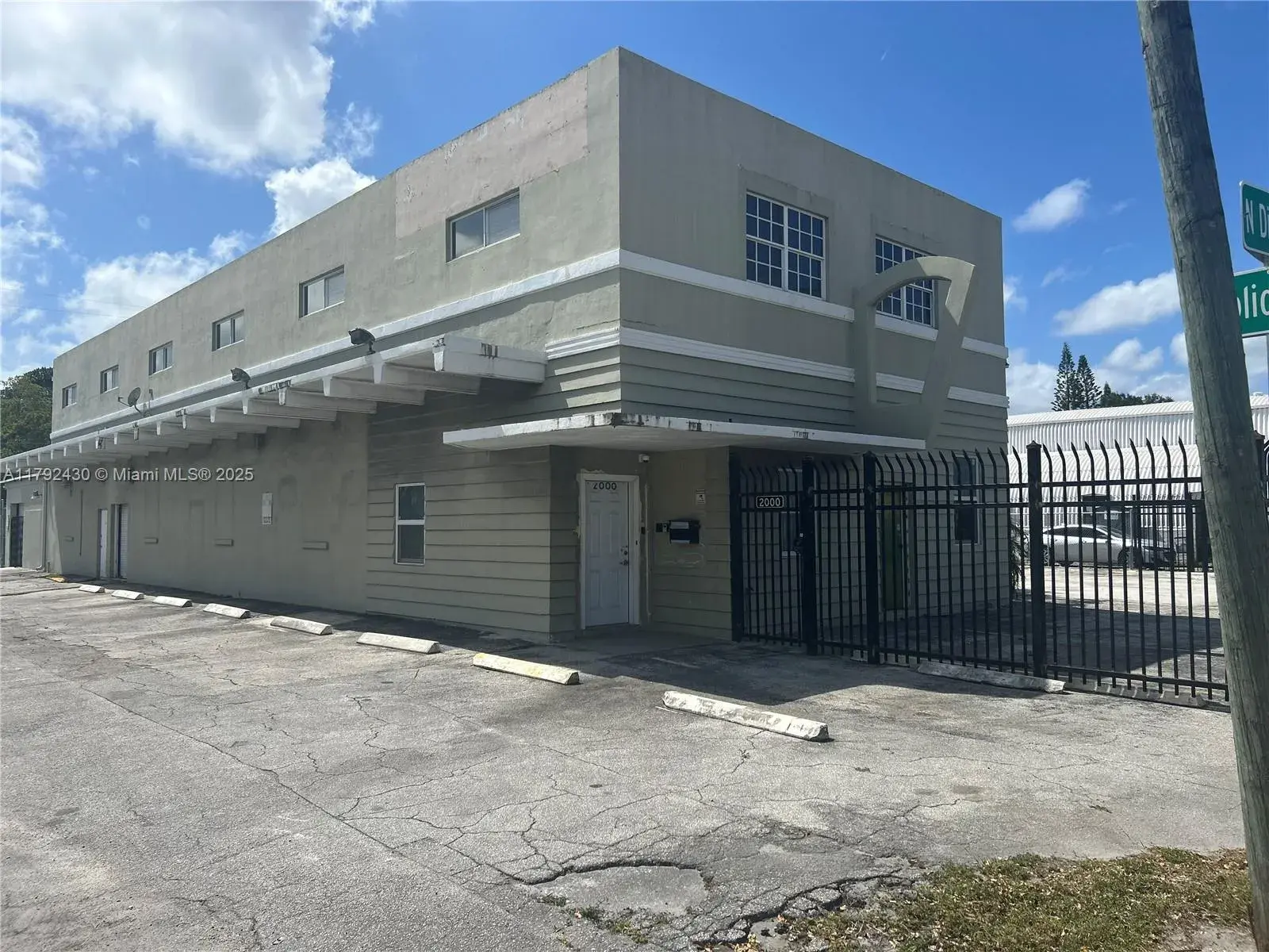 Commercial Sale for sale at 2000 N Dixie Hwy, Hollywood FL 33020