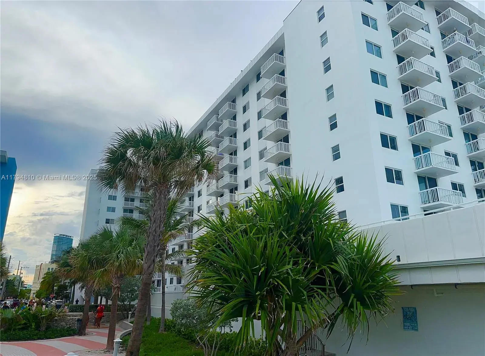 1 bedroom 1 bath Residential for sale at 401 Ocean Dr # 324, Miami Beach FL 33139