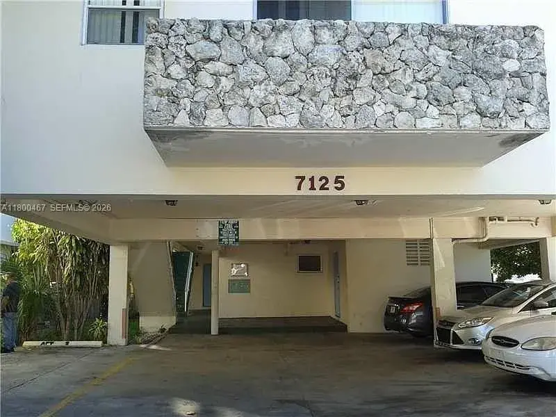 1 bedroom 1 bath for rent at 7125 Dickens Ave # 4, Miami Beach FL 33141
