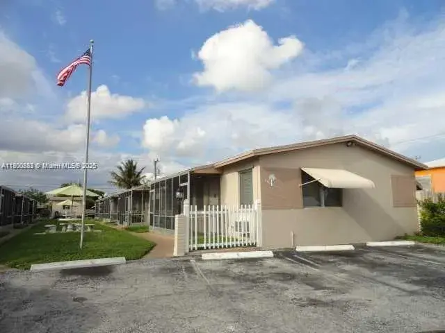 1 bedroom 1 bath Residential for sale at 2211 Lincoln St # 7, Hollywood FL 33020