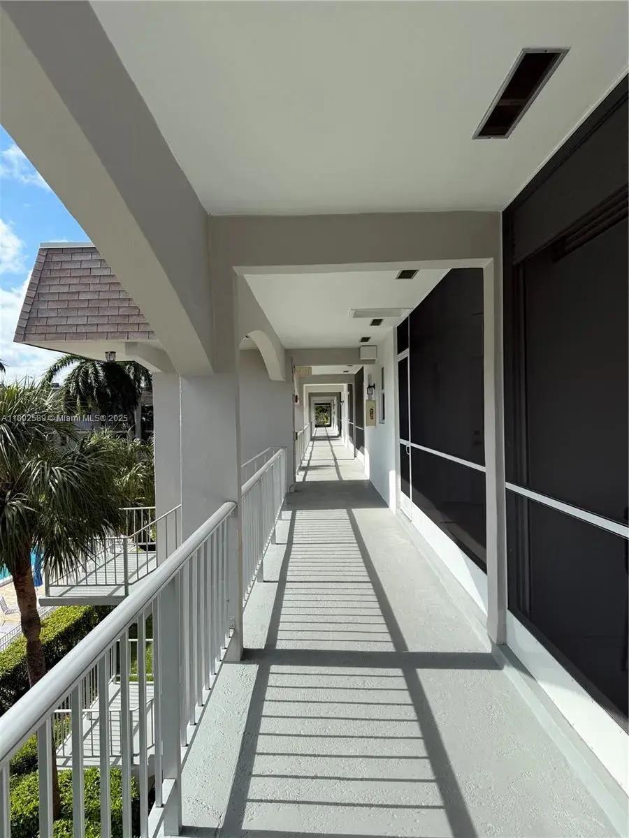 581 Blue Heron Dr # B, Hallandale Beach FL 33009